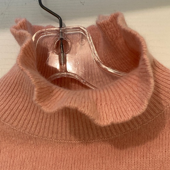 Gorgeous pink wool sweater size XS/Small
Like new from France - Picture 2 of 6